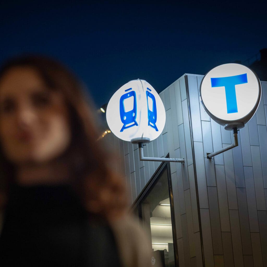 Reklam på perrong i Stockholms tunnelbana