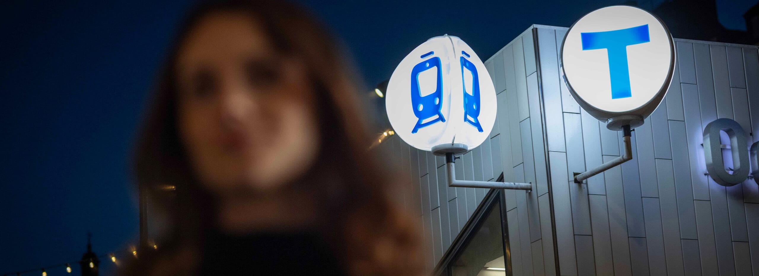 Reklam på perrong i Stockholms tunnelbana